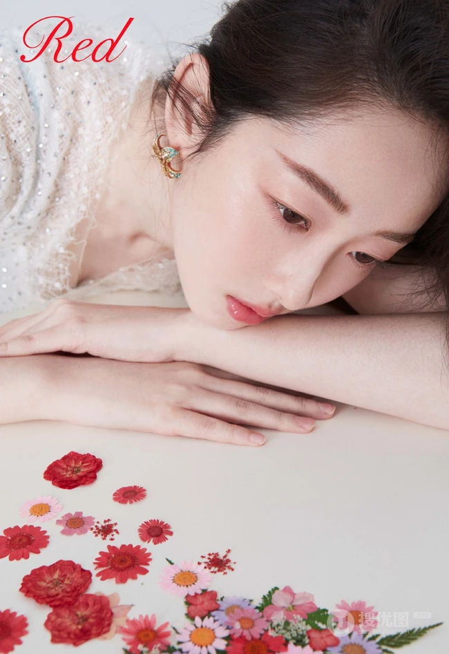 蒋梦婕卷发发型搭配多套服饰气质时尚杂志写真图片