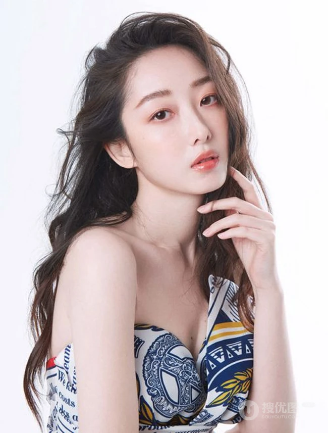蒋梦婕卷发发型搭配多套服饰气质时尚杂志写真图片