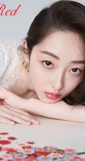 蒋梦婕卷发发型搭配多套服饰气质时尚杂志写真图片