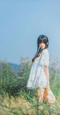 田野上的漂亮浅粉双麻花辫女生桜桃喵唯美清新白裙写真图片集