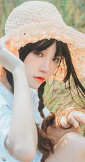 田野上的漂亮浅粉双麻花辫女生桜桃喵唯美清新白裙写真图片集