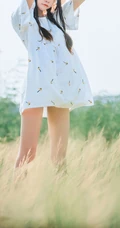 田野上的漂亮浅粉双麻花辫女生桜桃喵唯美清新白裙写真图片集