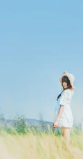 田野上的漂亮浅粉双麻花辫女生桜桃喵唯美清新白裙写真图片集