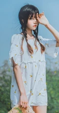 田野上的漂亮浅粉双麻花辫女生桜桃喵唯美清新白裙写真图片集