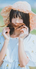 田野上的漂亮浅粉双麻花辫女生桜桃喵唯美清新白裙写真图片集