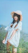 田野上的漂亮浅粉双麻花辫女生桜桃喵唯美清新白裙写真图片集