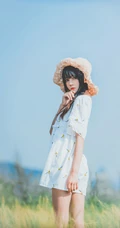 田野上的漂亮浅粉双麻花辫女生桜桃喵唯美清新白裙写真图片集