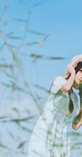 田野上的漂亮浅粉双麻花辫女生桜桃喵唯美清新白裙写真图片集
