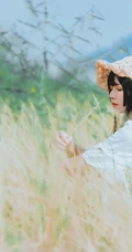 田野上的漂亮浅粉双麻花辫女生桜桃喵唯美清新白裙写真图片集