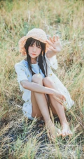 田野上的漂亮浅粉双麻花辫女生桜桃喵唯美清新白裙写真图片集
