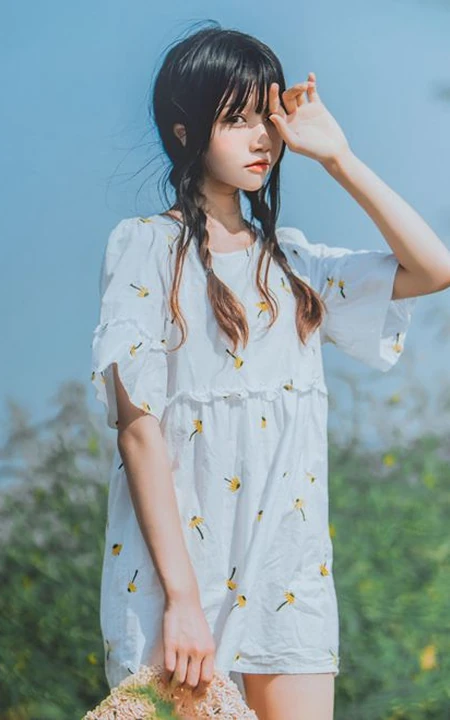 田野上的漂亮浅粉双麻花辫女生桜桃喵唯美清新白裙写真图片集