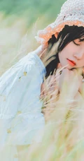 田野上的漂亮浅粉双麻花辫女生桜桃喵唯美清新白裙写真图片集