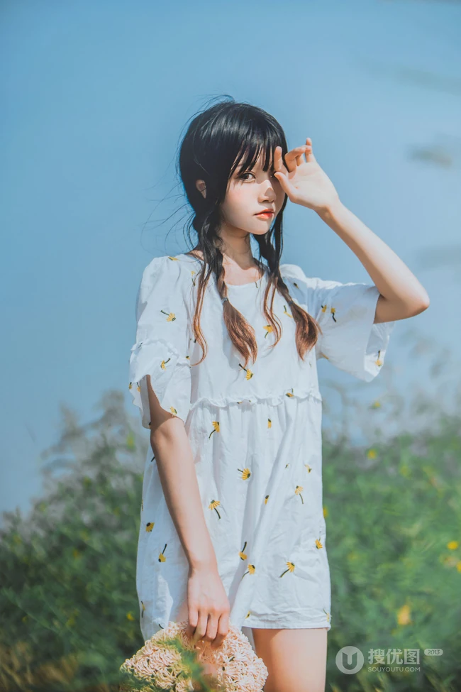 田野上的漂亮浅粉双麻花辫女生桜桃喵唯美清新白裙写真图片集