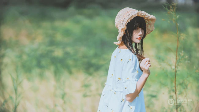 田野上的漂亮浅粉双麻花辫女生桜桃喵唯美清新白裙写真图片集