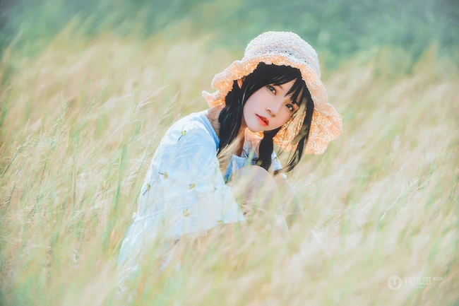 田野上的漂亮浅粉双麻花辫女生桜桃喵唯美清新白裙写真图片集