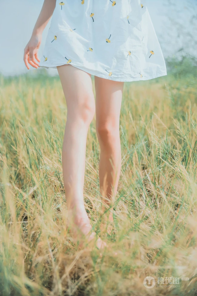 田野上的漂亮浅粉双麻花辫女生桜桃喵唯美清新白裙写真图片集