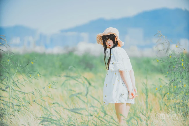 田野上的漂亮浅粉双麻花辫女生桜桃喵唯美清新白裙写真图片集
