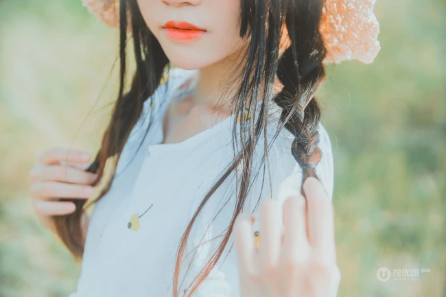 田野上的漂亮浅粉双麻花辫女生桜桃喵唯美清新白裙写真图片集