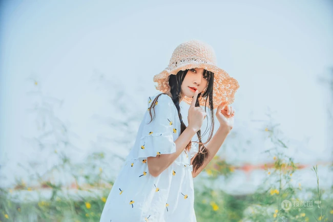 田野上的漂亮浅粉双麻花辫女生桜桃喵唯美清新白裙写真图片集
