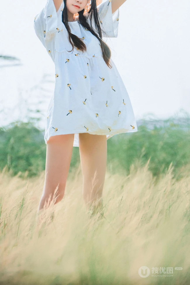 田野上的漂亮浅粉双麻花辫女生桜桃喵唯美清新白裙写真图片集