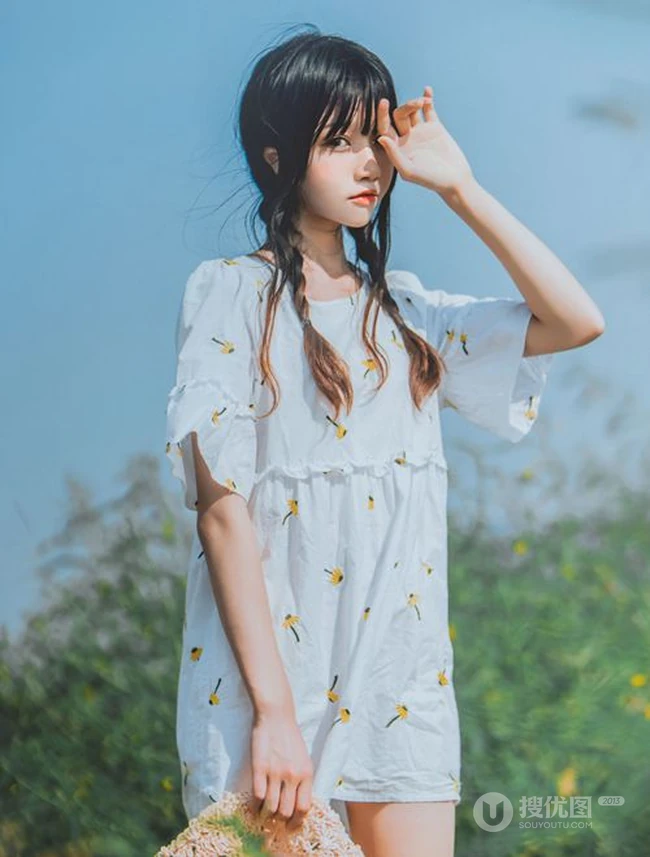 田野上的漂亮浅粉双麻花辫女生桜桃喵唯美清新白裙写真图片集