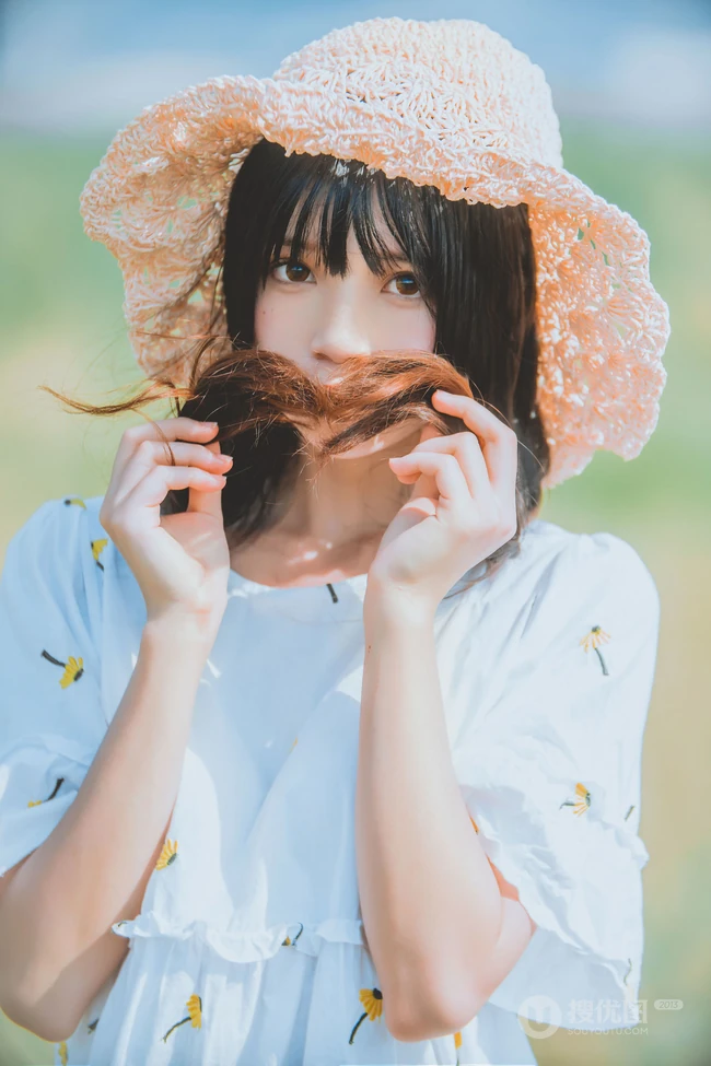 田野上的漂亮浅粉双麻花辫女生桜桃喵唯美清新白裙写真图片集