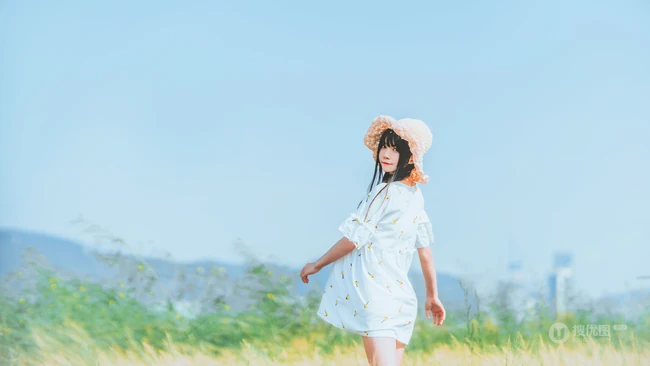 田野上的漂亮浅粉双麻花辫女生桜桃喵唯美清新白裙写真图片集