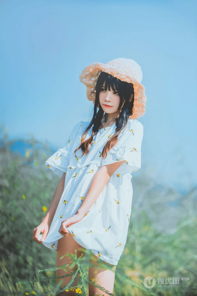 田野上的漂亮浅粉双麻花辫女生桜桃喵唯美清新白裙写真图片集
