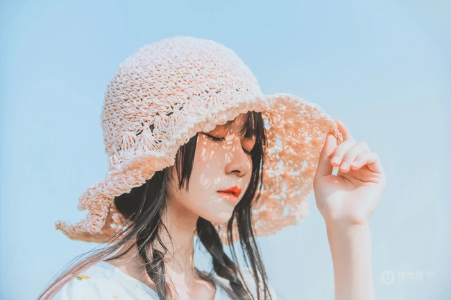 田野上的漂亮浅粉双麻花辫女生桜桃喵唯美清新白裙写真图片集