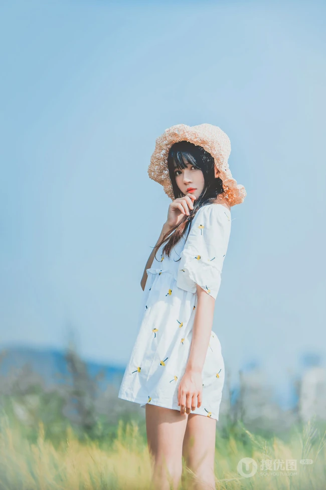 田野上的漂亮浅粉双麻花辫女生桜桃喵唯美清新白裙写真图片集