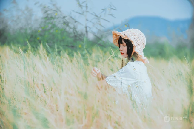 田野上的漂亮浅粉双麻花辫女生桜桃喵唯美清新白裙写真图片集