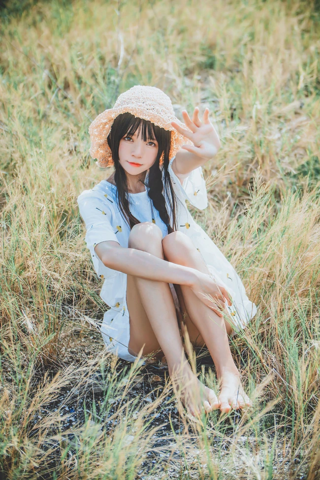 田野上的漂亮浅粉双麻花辫女生桜桃喵唯美清新白裙写真图片集
