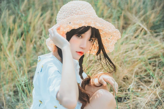 田野上的漂亮浅粉双麻花辫女生桜桃喵唯美清新白裙写真图片集