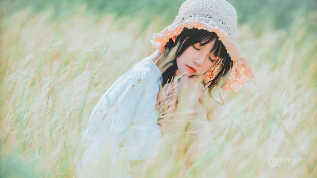 田野上的漂亮浅粉双麻花辫女生桜桃喵唯美清新白裙写真图片集