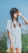 田野上的漂亮浅粉双麻花辫女生桜桃喵唯美清新白裙写真图片集