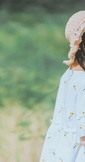 田野上的漂亮浅粉双麻花辫女生桜桃喵唯美清新白裙写真图片集