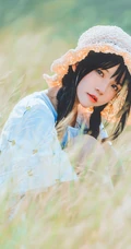 田野上的漂亮浅粉双麻花辫女生桜桃喵唯美清新白裙写真图片集