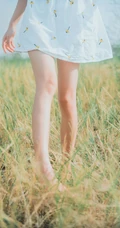 田野上的漂亮浅粉双麻花辫女生桜桃喵唯美清新白裙写真图片集