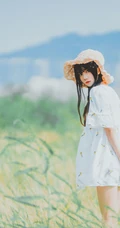 田野上的漂亮浅粉双麻花辫女生桜桃喵唯美清新白裙写真图片集