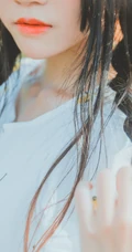 田野上的漂亮浅粉双麻花辫女生桜桃喵唯美清新白裙写真图片集
