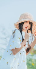 田野上的漂亮浅粉双麻花辫女生桜桃喵唯美清新白裙写真图片集