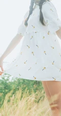 田野上的漂亮浅粉双麻花辫女生桜桃喵唯美清新白裙写真图片集