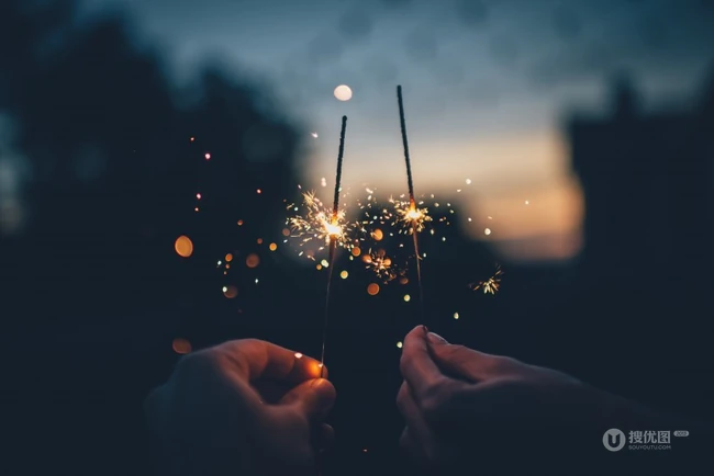 夜晚，手拿火光四射烟花棒的人唯美意境图片 第4张