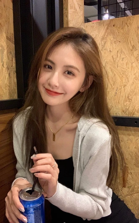 王思聪新女友 甜仇微博晒晚上出门玩耍和喝可乐自拍美照
