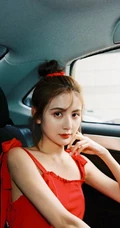 丸子头网红女生甜仇肩带红衣花丛中唯美摄影写真图片