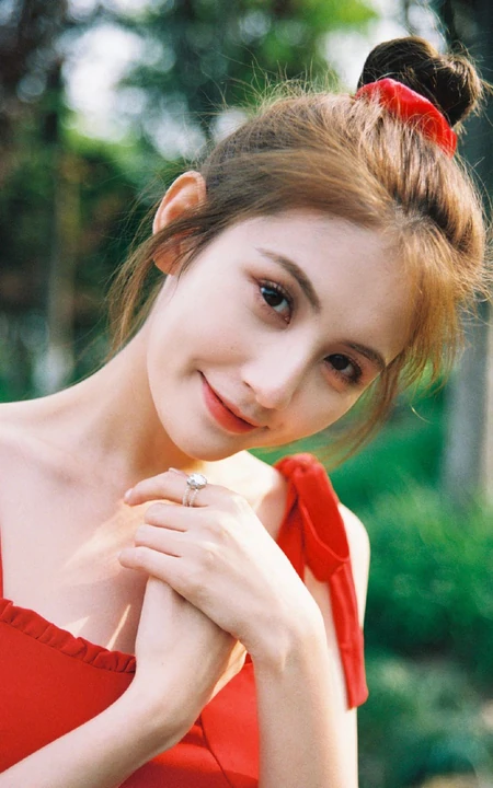 丸子头网红女生甜仇肩带红衣花丛中唯美摄影写真图片