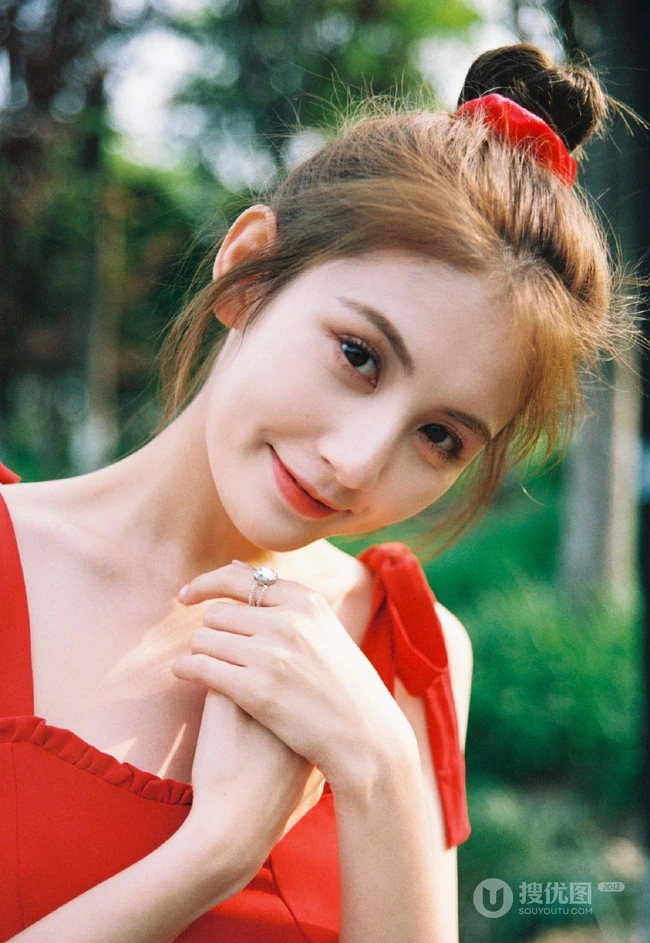 丸子头网红女生甜仇肩带红衣花丛中唯美摄影写真图片
