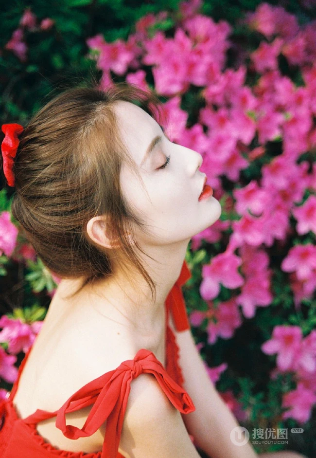 丸子头网红女生甜仇肩带红衣花丛中唯美摄影写真图片