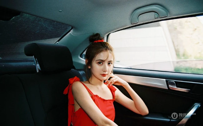 丸子头网红女生甜仇肩带红衣花丛中唯美摄影写真图片