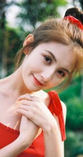 丸子头网红女生甜仇肩带红衣花丛中唯美摄影写真图片